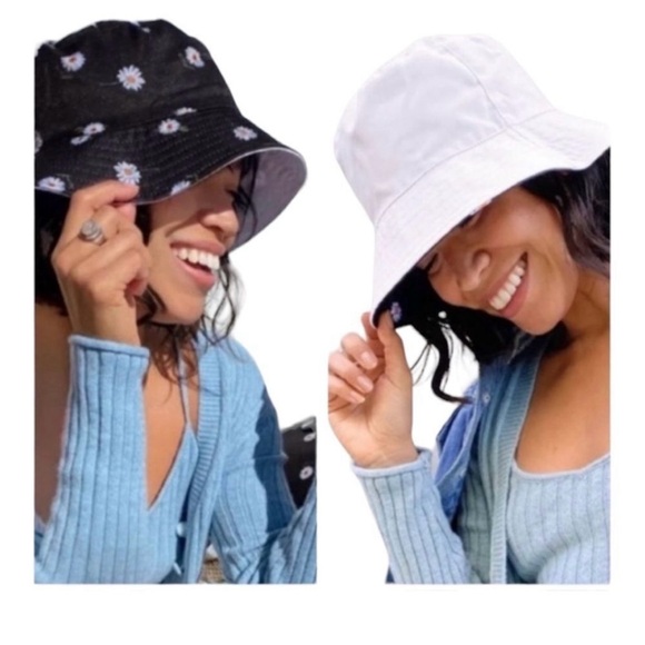 Alice + Olivia Accessories - 🌼 Alice + Olivia Black Daisy Bucket Hat